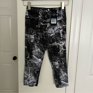 NWT NIKE Dri Fit Capri Leggings